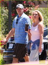 组图：布兰妮穿破洞装素颜出行 男友恩爱相随