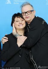 组图：《她们看见一头熊》亮相 罗曼妮红唇抢镜