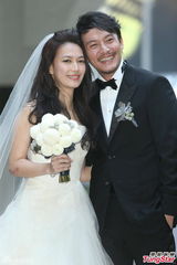 组图：张震大婚献吻娇妻 亲手为新娘提裙摆