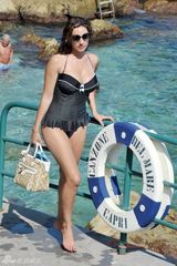 组图：英国性感女星凯莉-布鲁克波点泳装秀豪乳