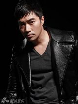 组图：孙逊拍摄最新写真展露铁汉柔情