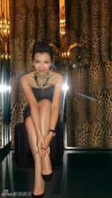 组图：刘涛携老公现身名牌活动 奢华珠宝闪亮全场