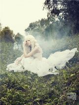 组图：韩佳仁变身白发女神 雾气缭绕散发神秘魅力