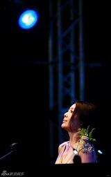 高清图：王筝演唱会幸福开场 老公送花献吻助阵现场