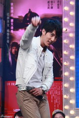 幻灯：《锦衣卫》登《华人大综艺》 甄子丹很入戏