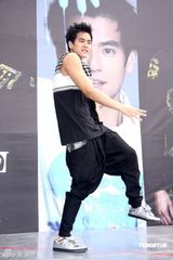 幻灯图集：彭于晏首次跳舞 桂纶镁助阵送拥抱