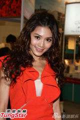 组图：周秀娜裹身裙宣传新书 不受情伤影响