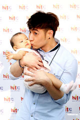 组图：潘玮柏活动亲吻女婴 小Baby企图挣脱