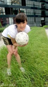 幻灯图：赵柯拍绿茵写真 俯身玩球娇羞无限