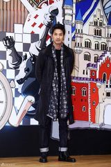 高清图：朴施厚文根英宣传《清潭洞爱丽丝》