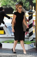 组图：《W.E》发布会 导演麦当娜现身霸气十足