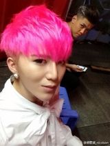 组图：好声音视觉美男梁君诺私照 网曝整容传言