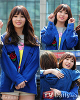 组图：韩女团Girls Day街头热拥粉丝