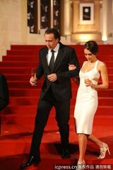 组图：杰西卡-阿尔芭着镂空裙挽尼古拉斯