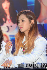 组图：少女时代亮相签售会 修身白衣靓丽抢镜