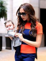 组图：维多利亚抱女儿现身 小7头戴蝴蝶结可爱