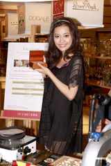 幻灯图：杨爱瑾性感出席活动 蒙嘉慧澄清结婚传言