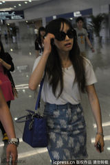 组图：宋茜亮相浦东机场 墨镜遮面衣着随性