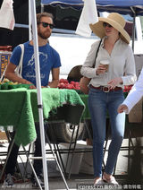 组图：海瑟薇与老公逛市场 宽沿草帽幸福表情