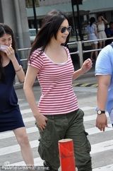 组图：徐若瑄恋爱后显发福 休闲装扮亮相机场