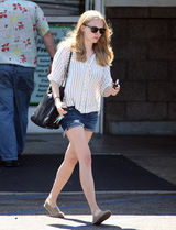 高清组图：阿曼达-塞弗里德采购食品 平底鞋外出