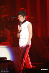 组图：曹格个唱力证与侧田兄弟情 刘德华低调助阵