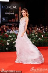 组图：安娜蕾-提普顿闪耀红毯 裸色纱裙飘逸轻盈