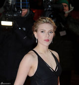 高清图：斯嘉丽-约翰逊黑色礼服亮相金摄影机奖