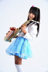组图：人气美少女许雅涵代言萨克斯风大赛