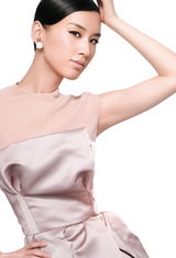 高清图：黄圣依《UNA》大片长裙飘逸神情淡雅