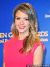 组图：梅根亮相金球奖提名会 阿尔芭桃红连衣裙抢眼