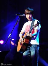 高清图：陈楚生演唱会深圳开锣 与李宗盛隔空对唱