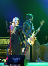 组图：艾薇儿南京开唱活力足 头戴牛角可爱激萌