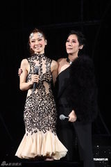 组图：关心妍个唱舞台美轮美奂 亲友老板皆捧场