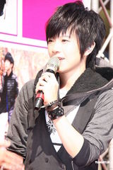 组图：张芸京签书会妹妹助阵 想拉其进演艺圈