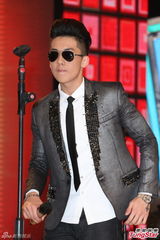 组图：宝弟献唱亡父高凌风歌曲数度哽咽