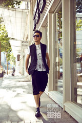 明星爱街拍：沙溢潮范儿出街 绽放温暖笑容