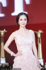 组图：杨幂着拖尾长裙优雅走红毯 高贵似公主