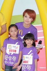 组图：容祖儿出席马拉松活动  呼吁小朋友健身