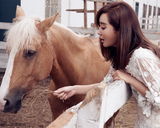 组图：杜若溪与马共舞 裙裾飘飘气质迷人