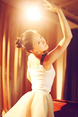 组图：刘梓妍化身芭蕾女 与圣诞完美邂逅