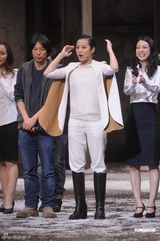 组图：《贾宝玉》首轮结束 何韵诗谢幕亲吻女演员