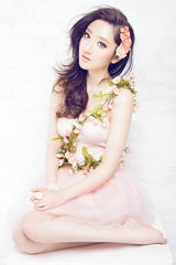 组图：张舒媛变身精致花仙子 浪漫唯美演绎粉嫩诱惑