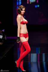 组图：内衣名模马达丽娜-皮卡为内衣走秀