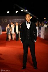 组图：金马红毯群星闪耀 舒淇深V亮胸性感爆棚