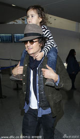 组图：小弗林骑老爸肩头 奥兰多疑与新欢发短信