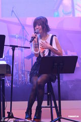 组图：李克勤郑欣宜开唱 鼓励年青人追梦