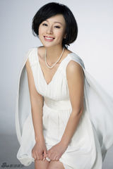 组图：杨雨婷纯白温婉写真 诠释璀璨人生