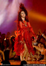 组图：赛琳娜化身印度舞娘 风骚露大腿