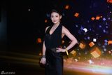 组图：新浪微博之夜红毯 贾青薄纱大秀玉背